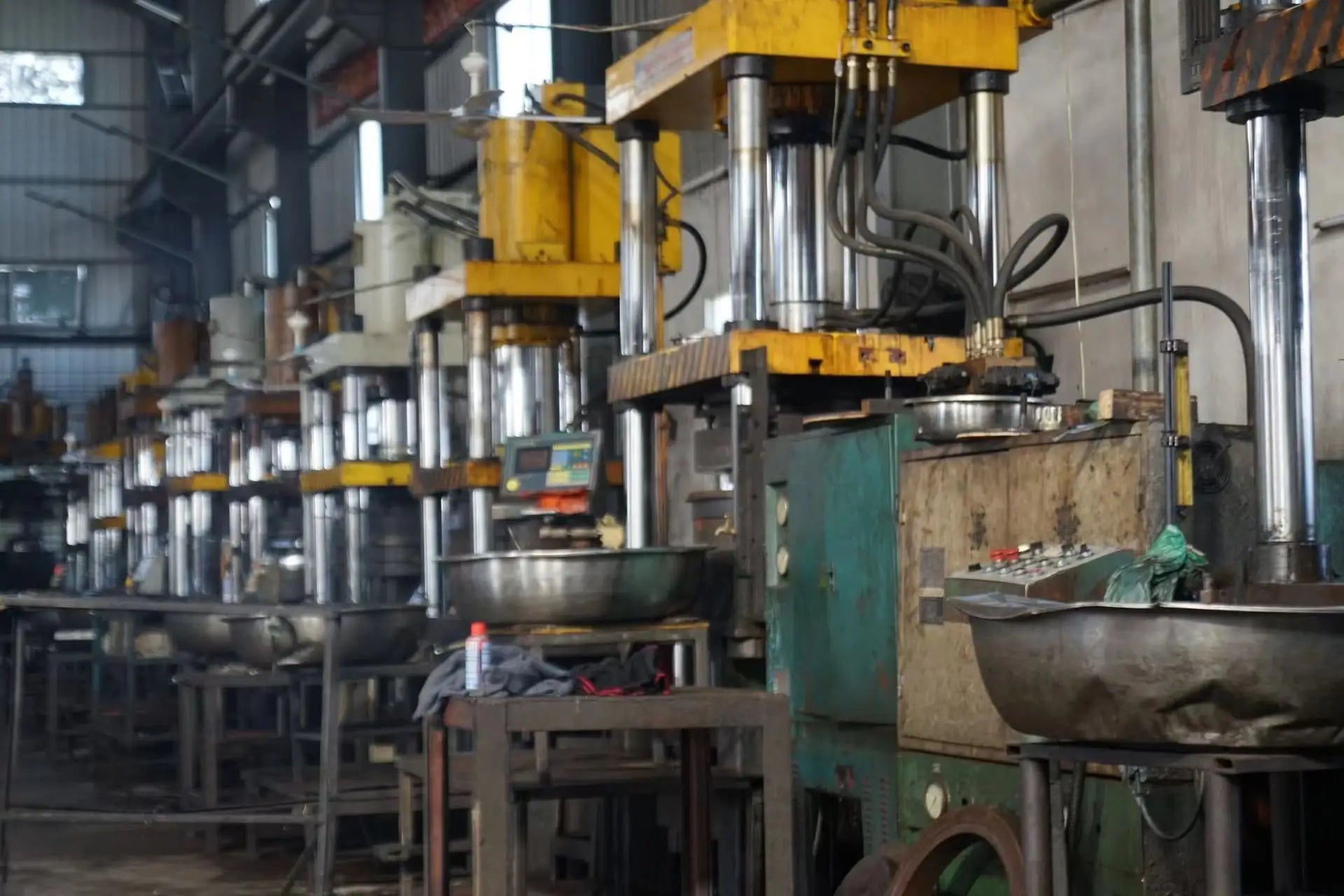 Factory Direct Dishes Chafing Dishes Buffet Catering Stainless Steel Round Roll Hot Pot Food Warmer Luxury Buffet Alcohol Stove